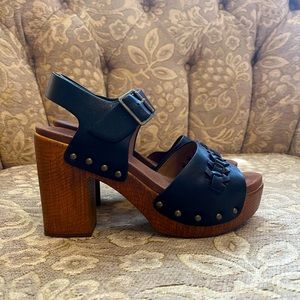 Platform sandal heels. White Mountain.